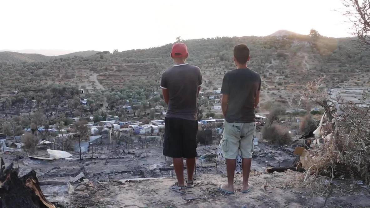 Grecia: Migrantes buscan sus pertenencias entre los restos del incendiado campamento de Moria
