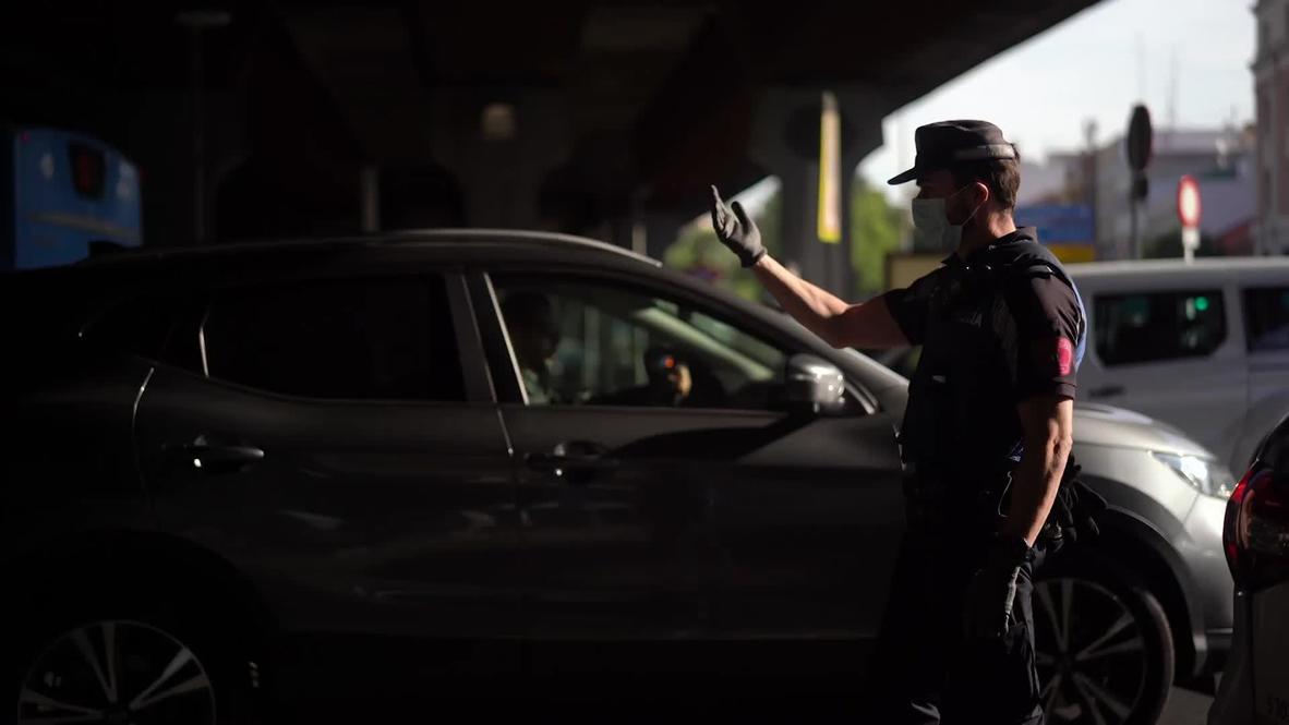 España: La policía realiza controles el día que entran en vigor los confinamientos selectivos en Madrid