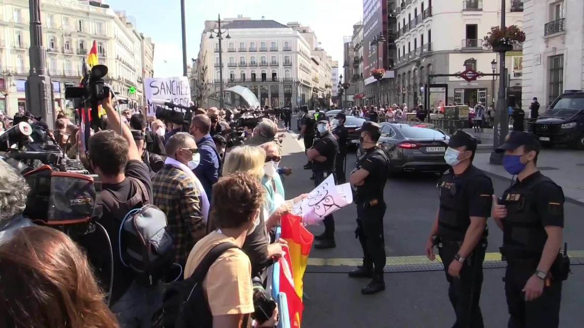 España: Decenas de personas protestan en Madrid contra Sánchez por su gestión del covid-19