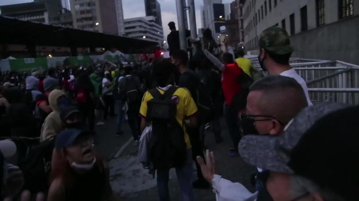 CORRECTION - Colombia: Clashes erupt between protesters and police in Medellin