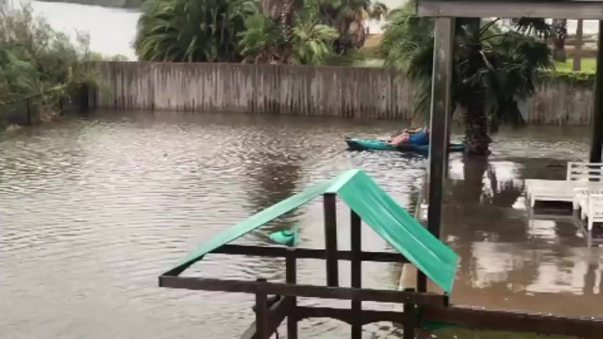 USA: Man kayaks in flooded backyard after Storm Beta makes Texas landfall