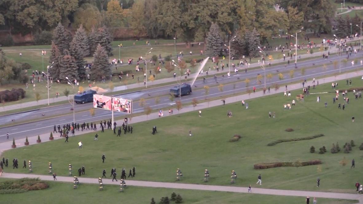 Bielorrusia: Policía antidisturbios utiliza cañones de agua para dispersar a manifestantes en Minsk