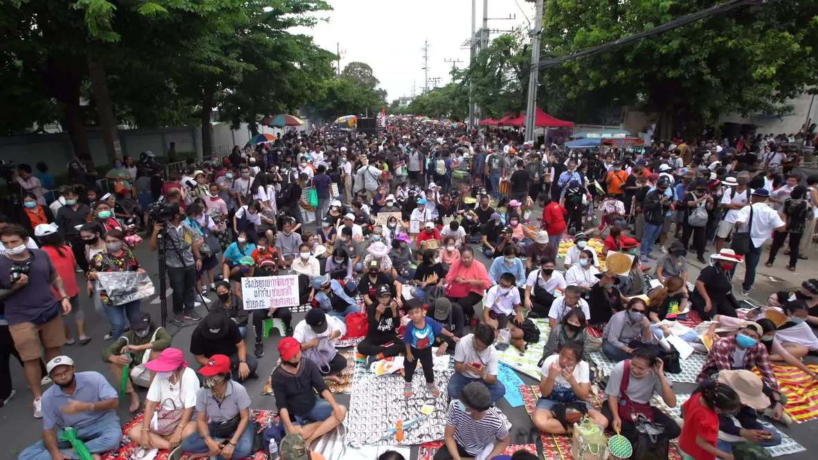 Thailand: Thousands rally outside parliament as lawmakers delay decision on constitution changes