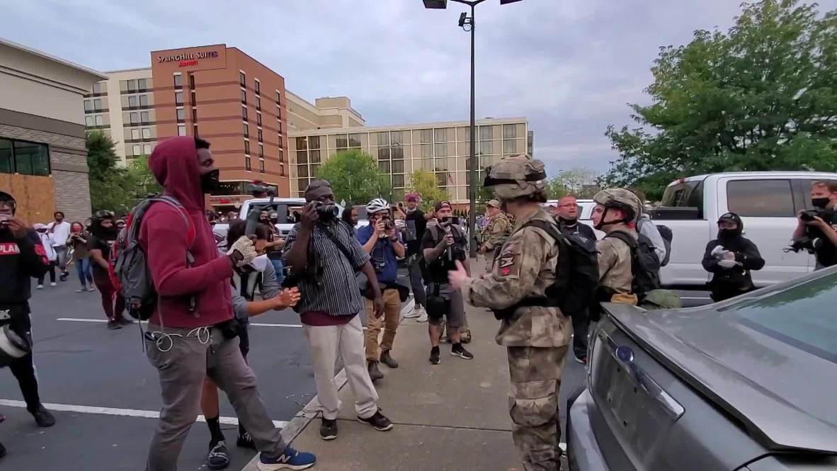 USA: BLM protesters face off armed militia members in Louisville