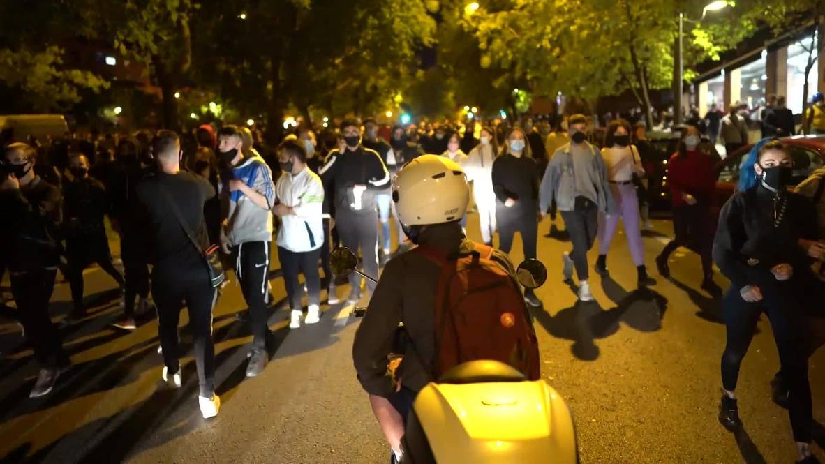España: Manifestantes protestan por segundo día contra restricciones por coronavirus en Madrid