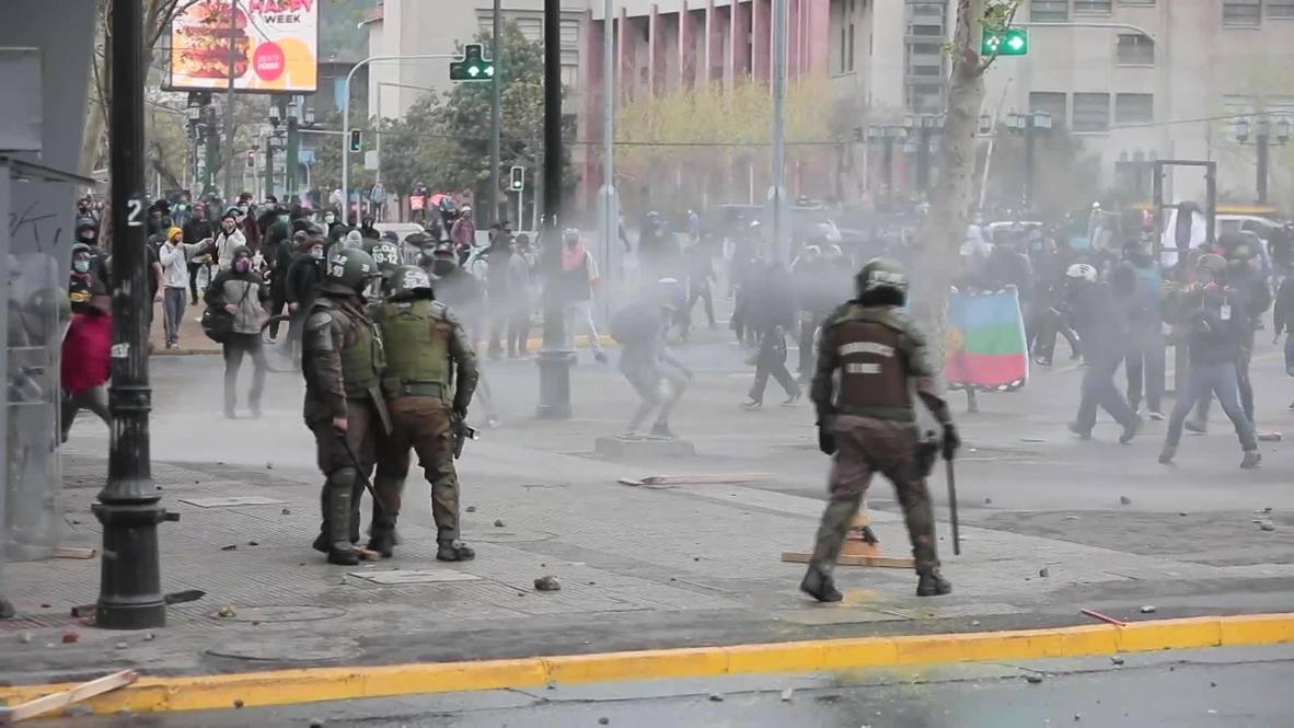 Chile: Carabineros usan cañón de agua y gas lacrimógeno para reprimir protesta de técnicos de enfermería en Santiago
