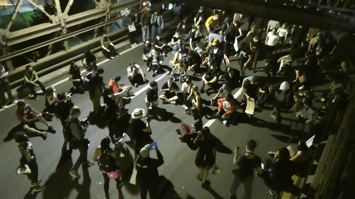 USA: BLM protesters block Brooklyn Bridge, demanding justice for Breonna Taylor