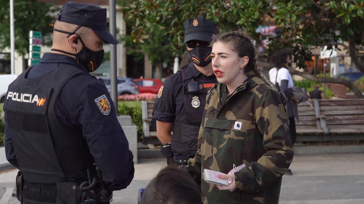España: La policía identifica a los asistentes a una marcha contra el uso de las mascarillas en Madrid