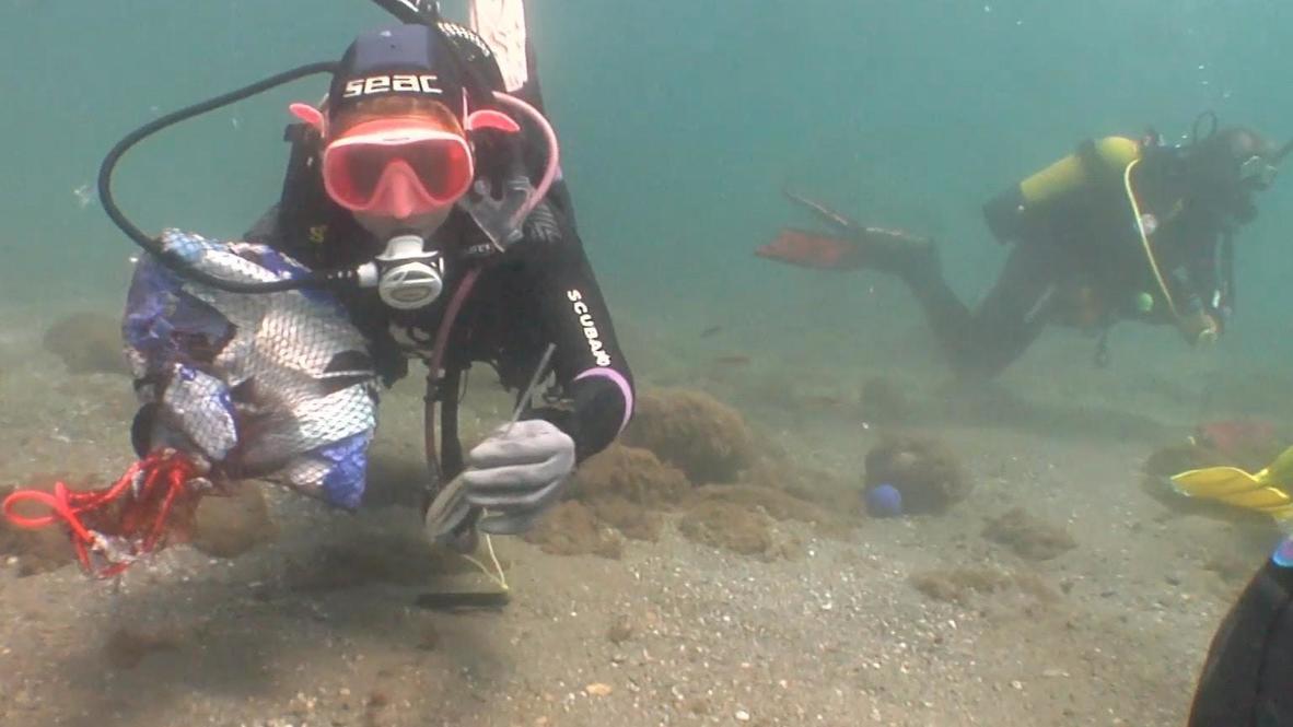 España: Voluntarios limpian el fondo marino de las costas españolas