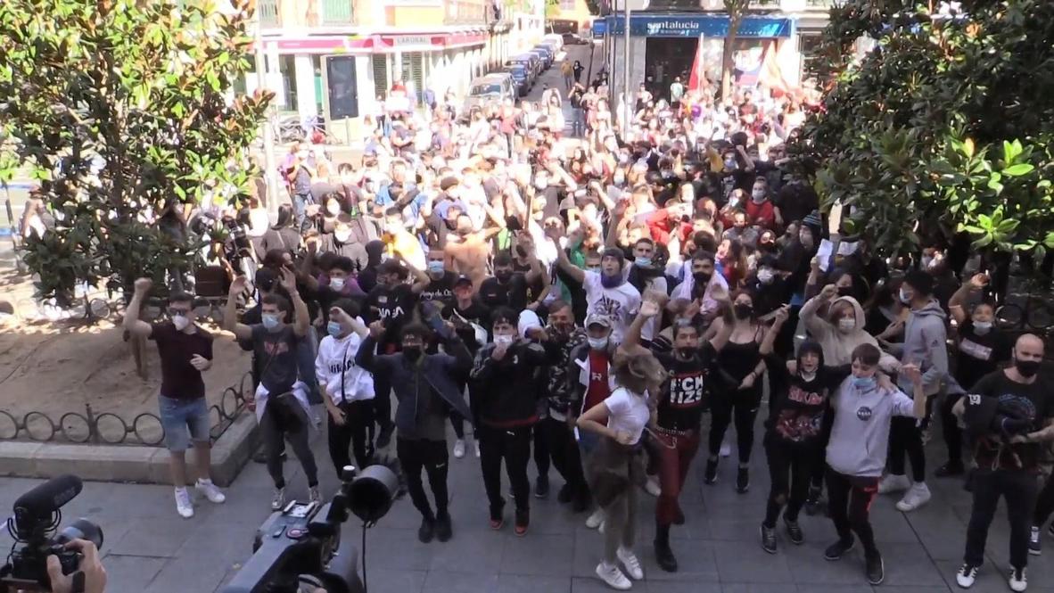 España: Vecinos de Vallecas protestan contra la gestión de la pandemia del covid-19 en Madrid