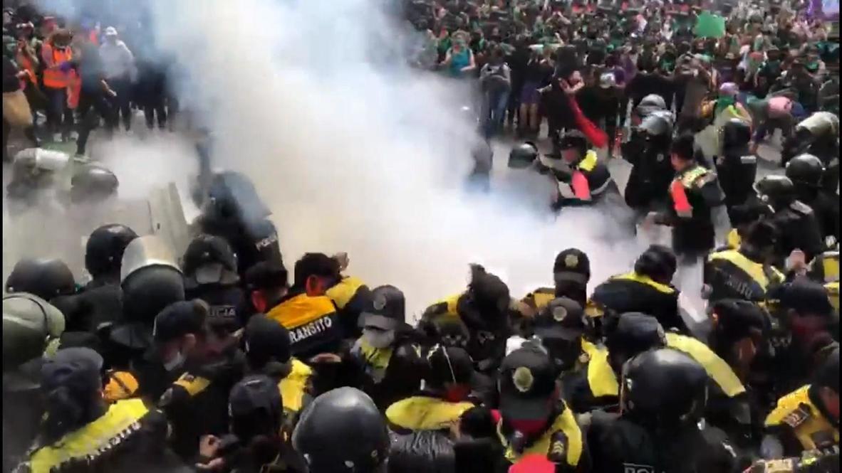 México: Activistas y policía se enfrentan durante marcha para exigir la legalización del aborto