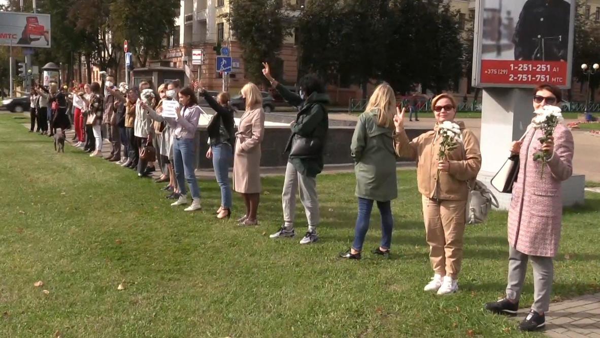 Белоруссия: Жительницы Минска выстроились с цветами в цепи солидарности