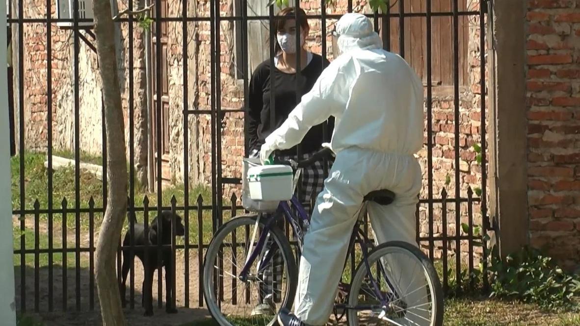 Enfermero argentino recorre diariamente su localidad en bicicleta atendiendo pacientes con covid
