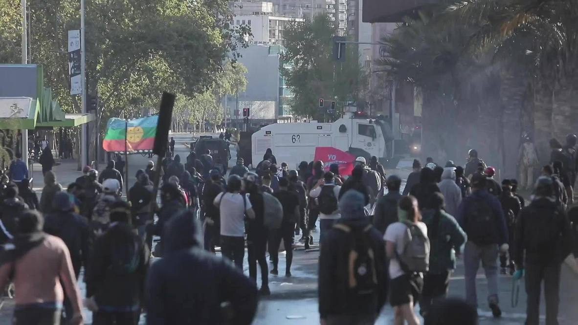 Chile: Enfrentamientos tras caer un joven al río Mapocho supuestamente empujado por un agente