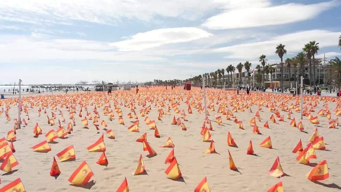 España: Playa de Valencia amanece cubierta de banderas españolas en homenaje a las víctimas de covid-19