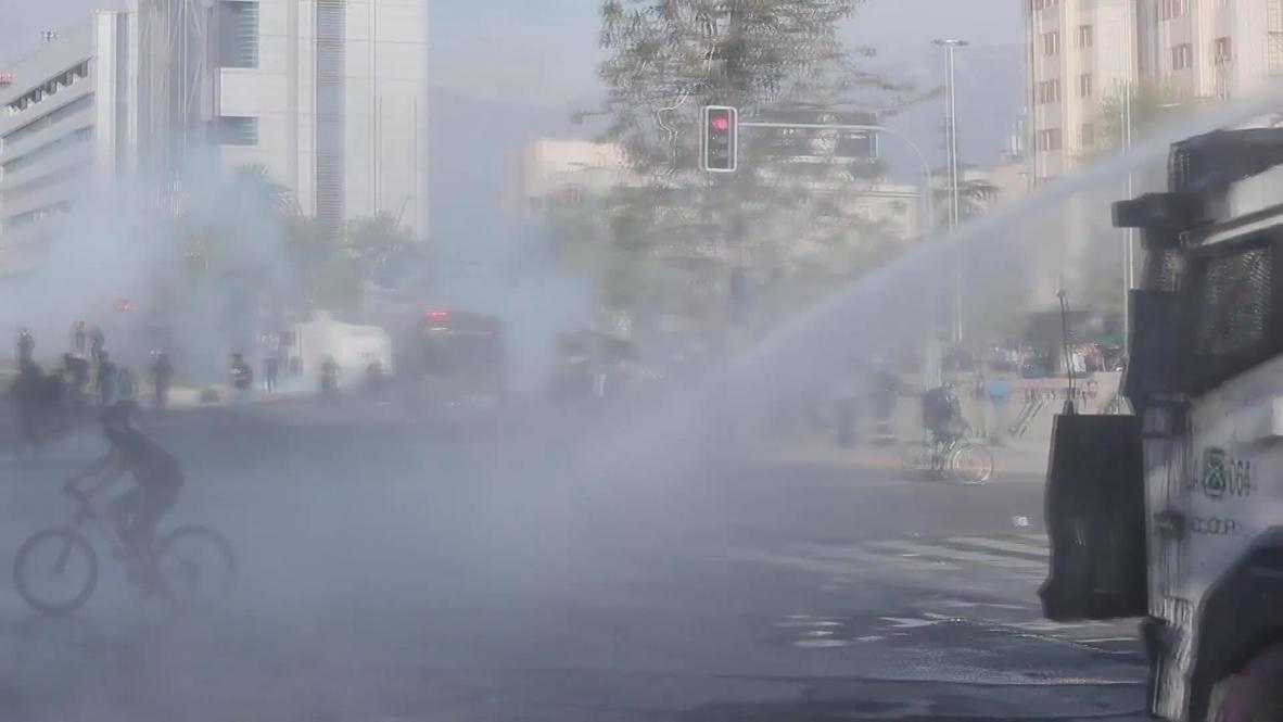 Chile: Tear gas and water cannon used at anti-police protest in Santiago