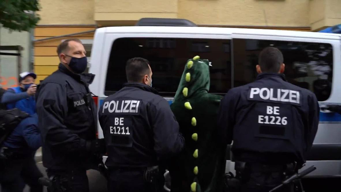 Alemania: Policía detiene a un activista en Berlín durante una rueda de prensa en Liebig34