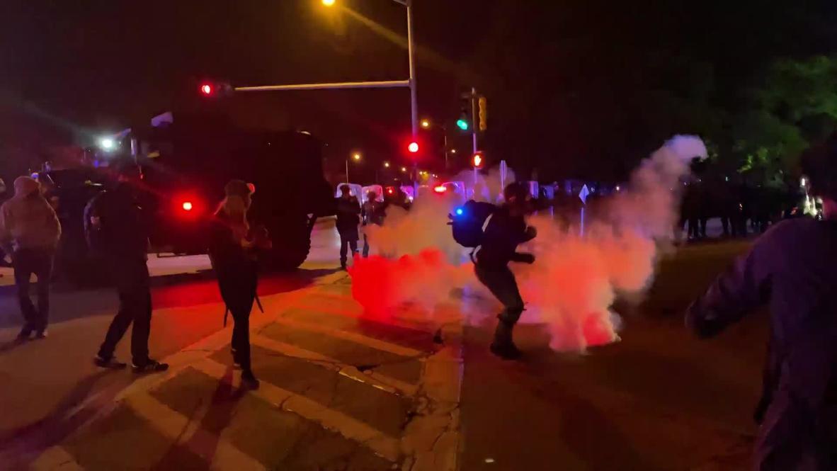 USA: Teargas flies as Milwaukee protesters decry lack of charges in Alvin Cole's death