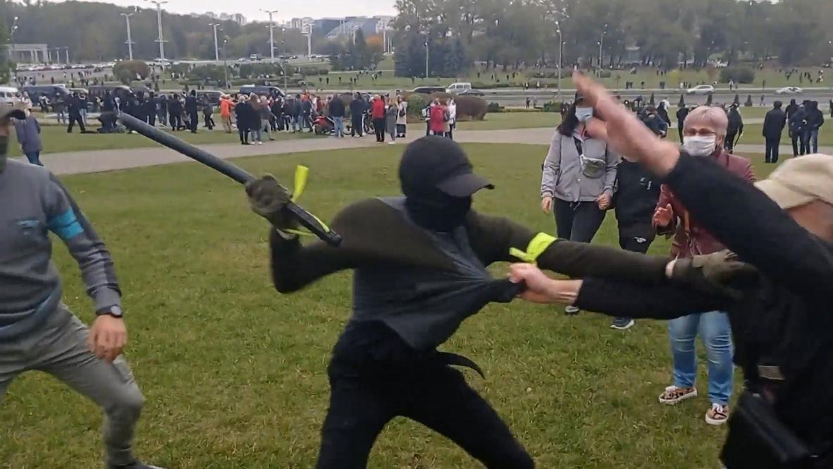 Белоруссия: На протесте в Минске силовики и оппозиционеры напали друг на друга
