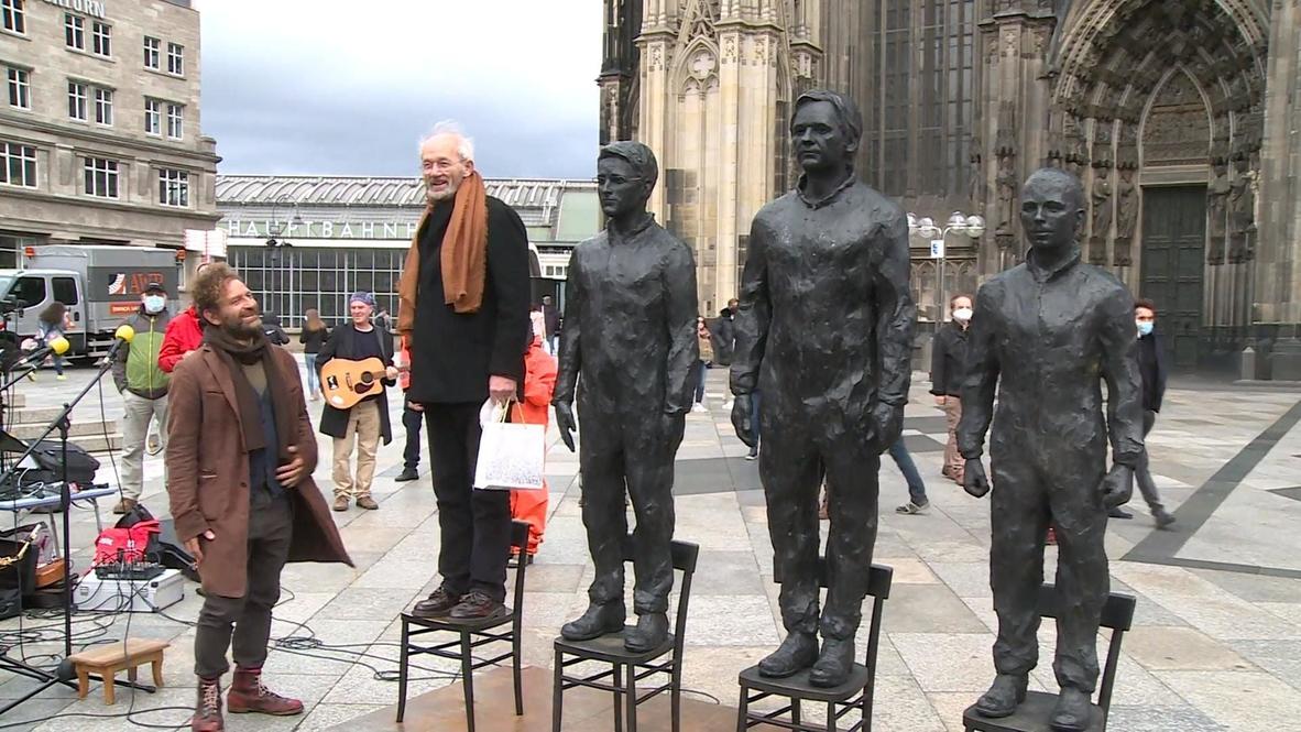 Germany: 'Anything to say?' in Cologne as Assange wins Karls Prize for Committed Journalism