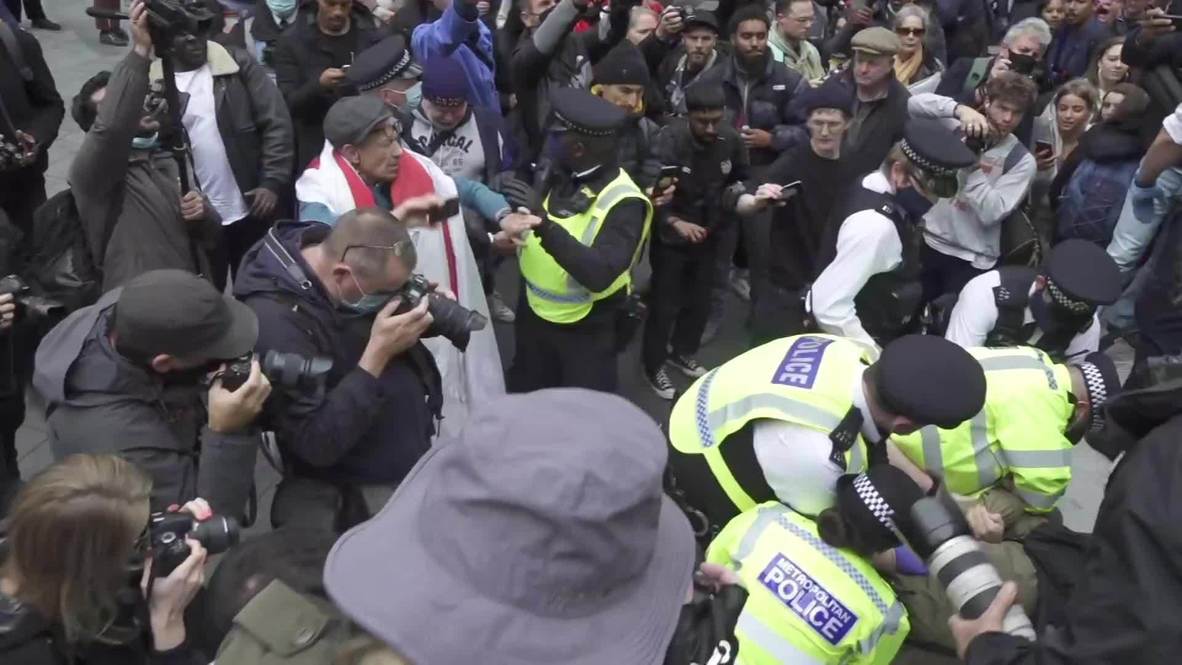 UK: Tensions high as police arrest protester at coronavirus skeptics rally in London