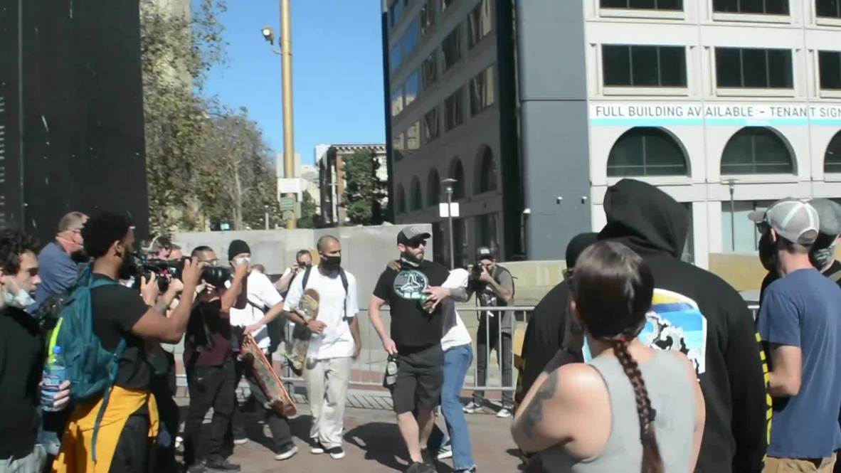 USA: Conservative punched in face by counter-protester at free speech rally