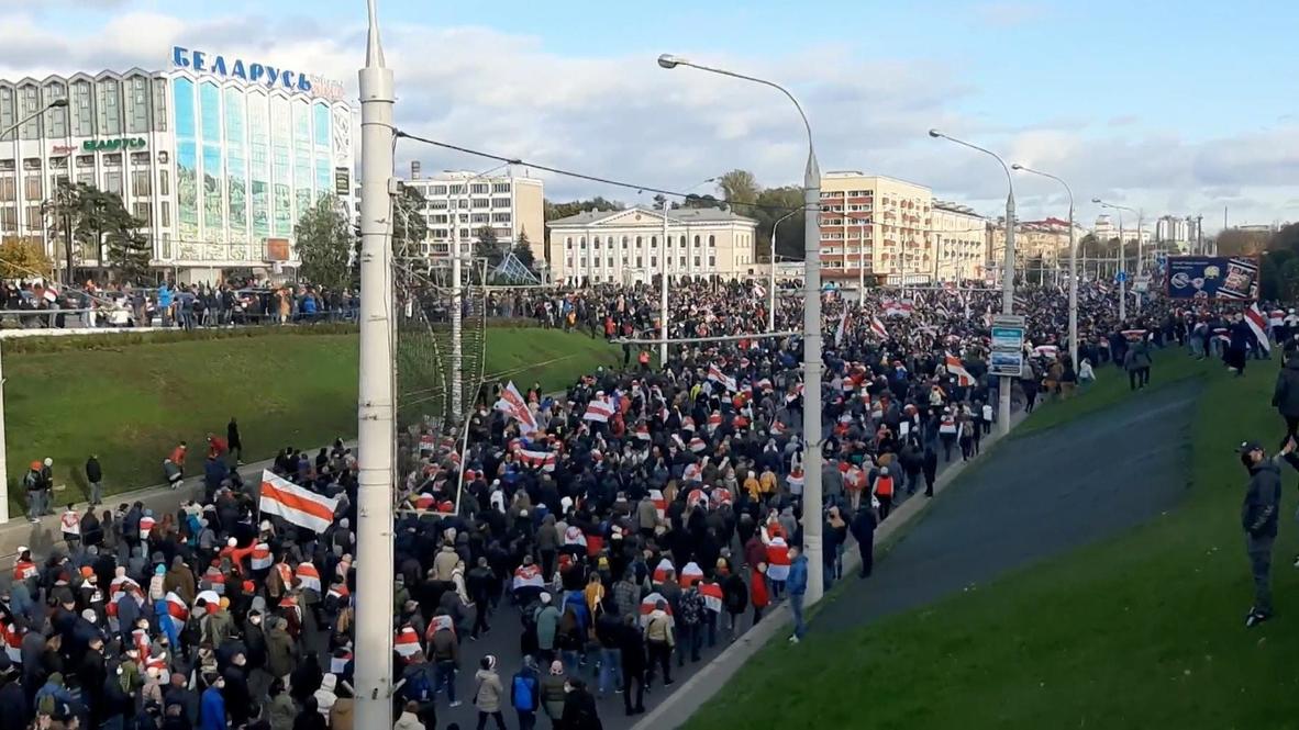 Белоруссия: Протестующие в Минске закидали камнями милицейские машины