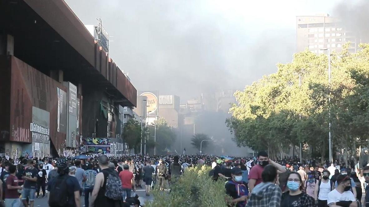 Chile: El humo llena las calles de Santiago mientras miles de personas protestan contra el Gobierno