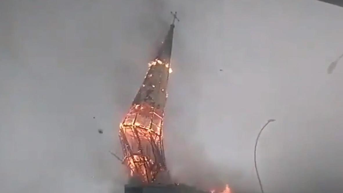 Chile: Cúpula de una iglesia se derrumba tras incendio en medio de protestas en Santiago