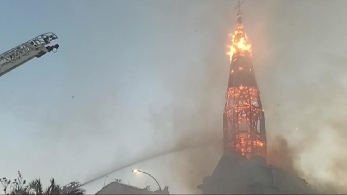 Chile: Bomberos apagan incendio en una iglesia en medio de protesta contra el Gobierno en Santiago