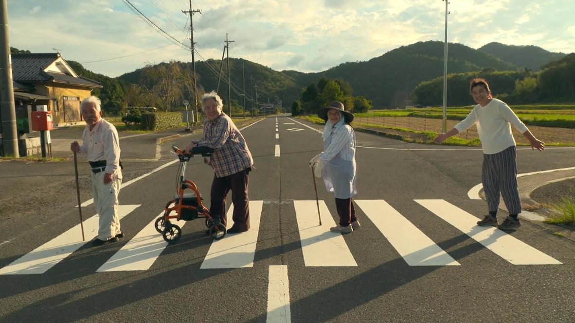 Grupo de ancianos japoneses se hace viral con una recreación rural de la icónica Abbey Road de los Beatles