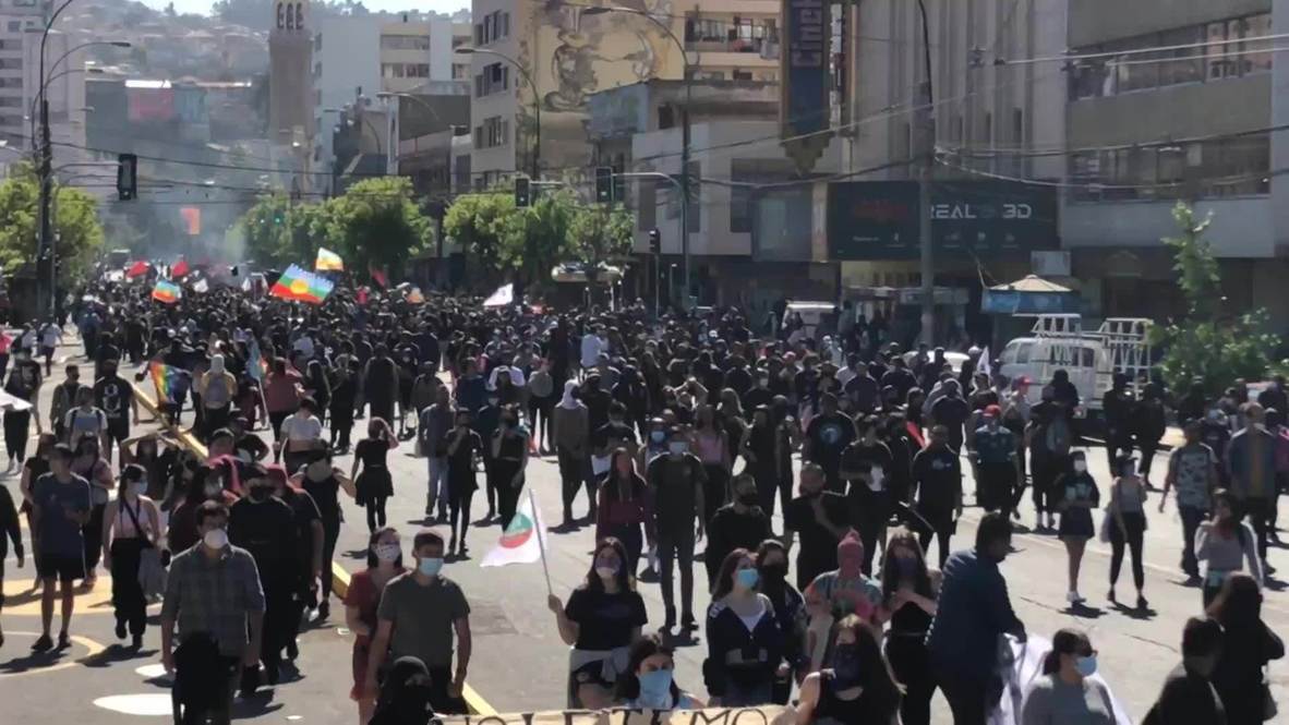 Chile: Manifestantes se enfrentan a la policía en protesta antigubernamental en Valparaíso