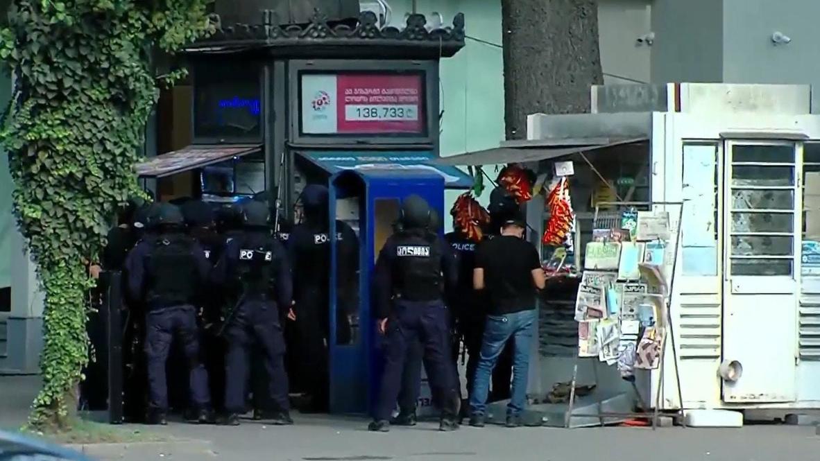 Грузия: Кадры спецоперации у здания банка в Зугдиди, где вооруженный мужчина удерживает заложников