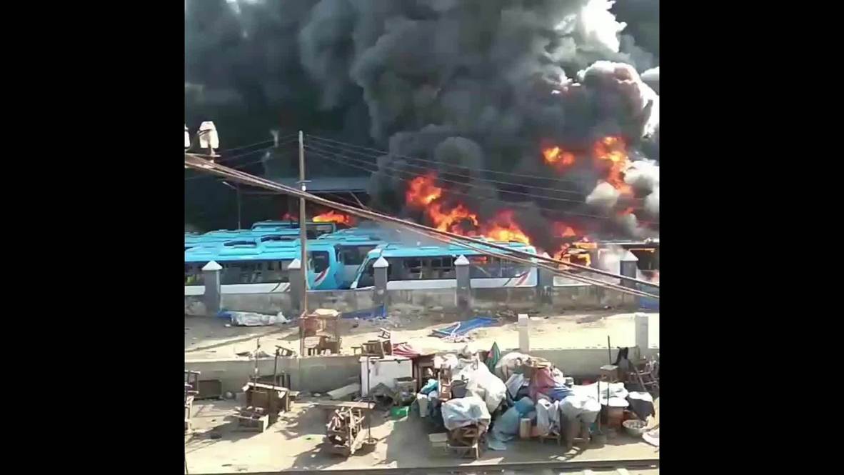Nigeria: Cloud of smoke fills sky as bus terminal set on fire in Lagos