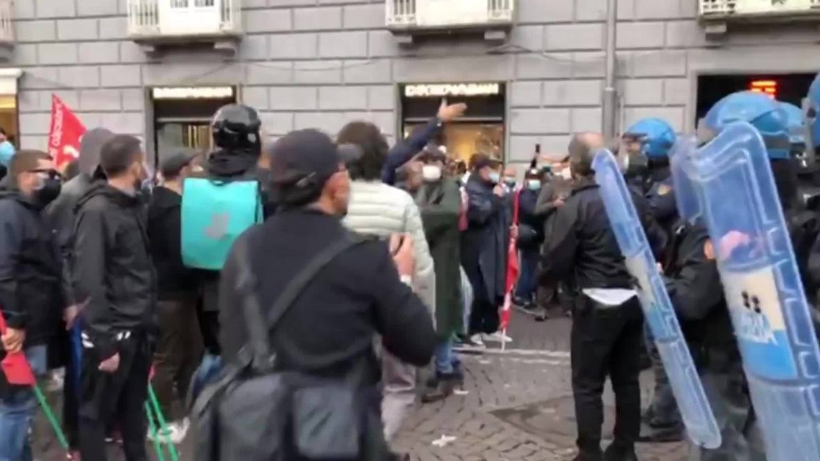 Italy: Police clash with anti-curfew protesters in Naples