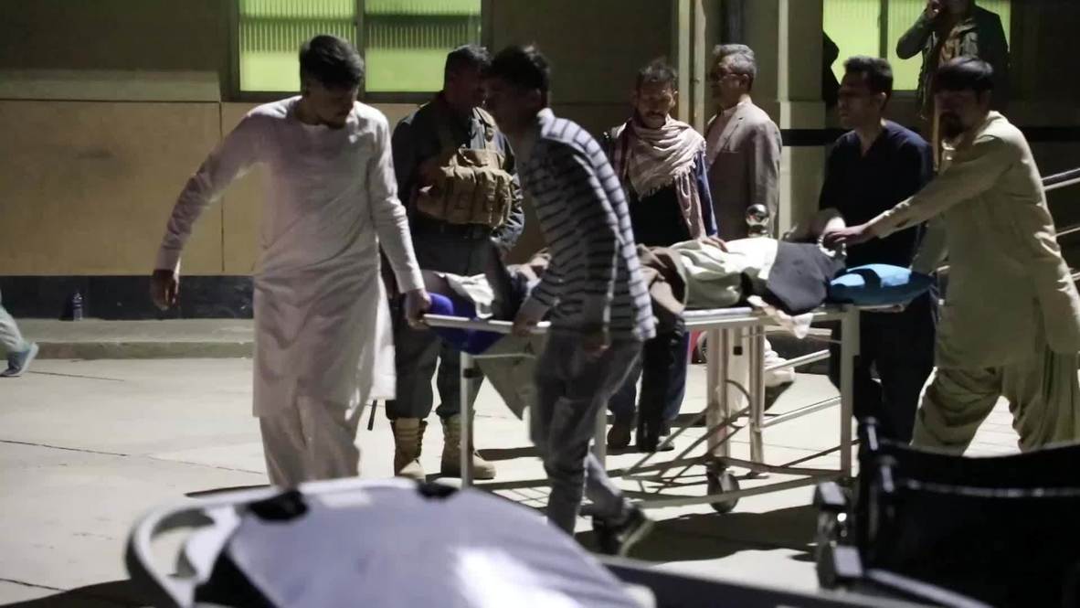 أفغانستان: وصول الجرحى إلى المستشفى في أعقاب هجوم انتحاري في كابول أسفر عن مقتل 18 شخصًا على الأقل