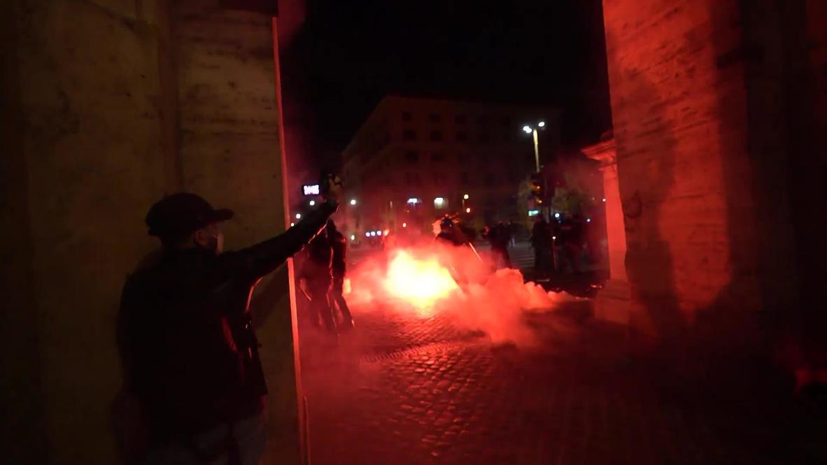 Italia: Manifestantes disparan fuegos artificiales en protesta contra el toque de queda en Roma