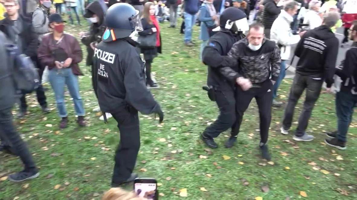 Germany: Police make arrests at Berlin rally against COVID restrictions