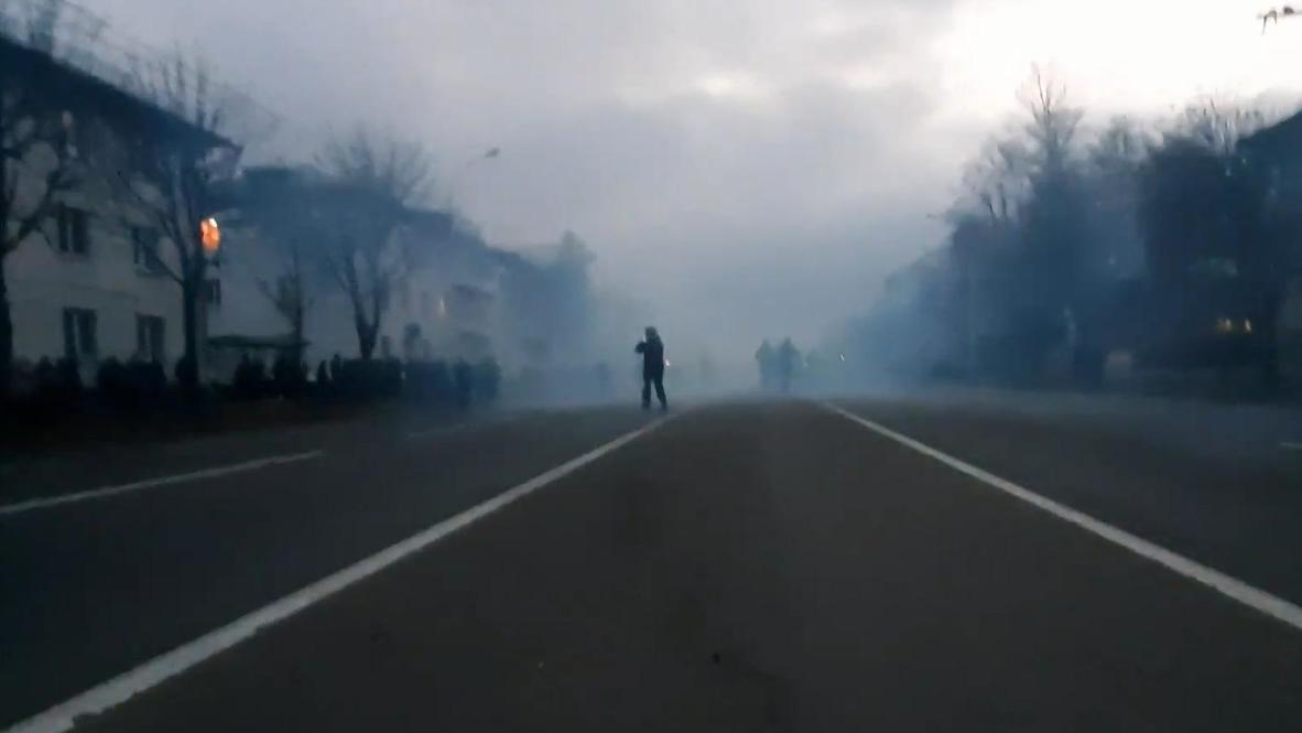Belarus: Police use stun grenades against protesters in Minsk