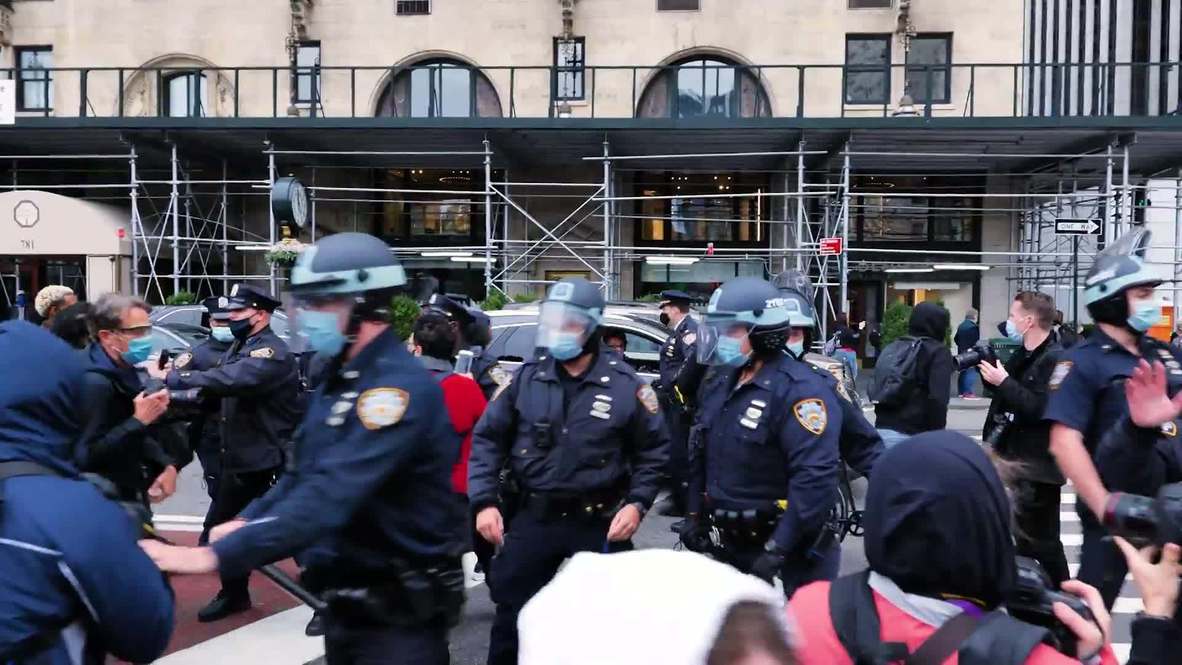 USA: 'New York hates you' - anti-Trump protesters hurl projectiles at pro-Trump caravan in NYC