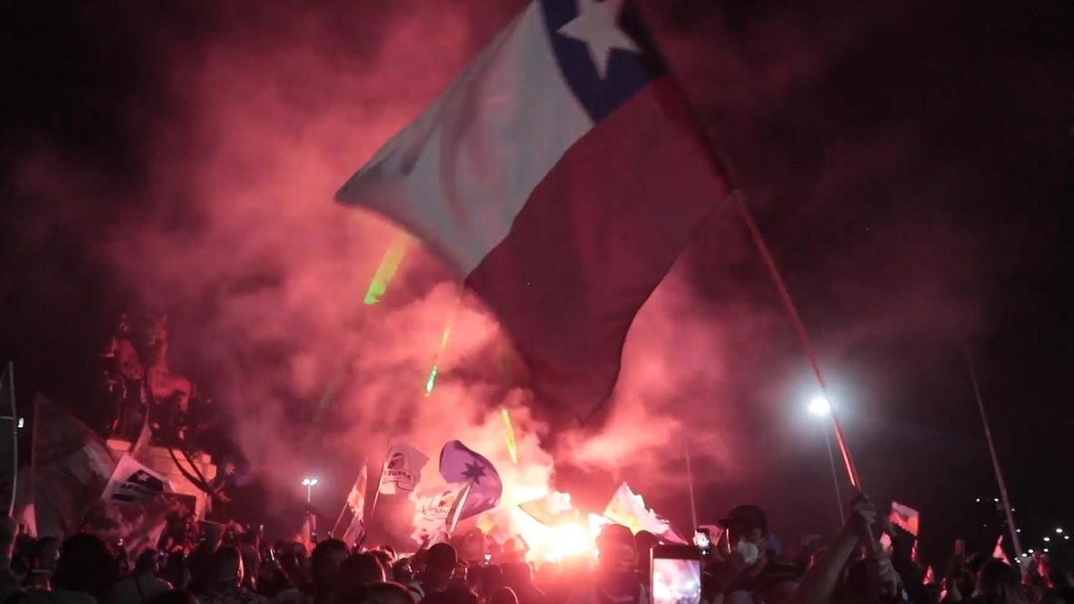 Chile: Fuegos artificiales iluminan Santiago en la celebración de los resultados del referéndum