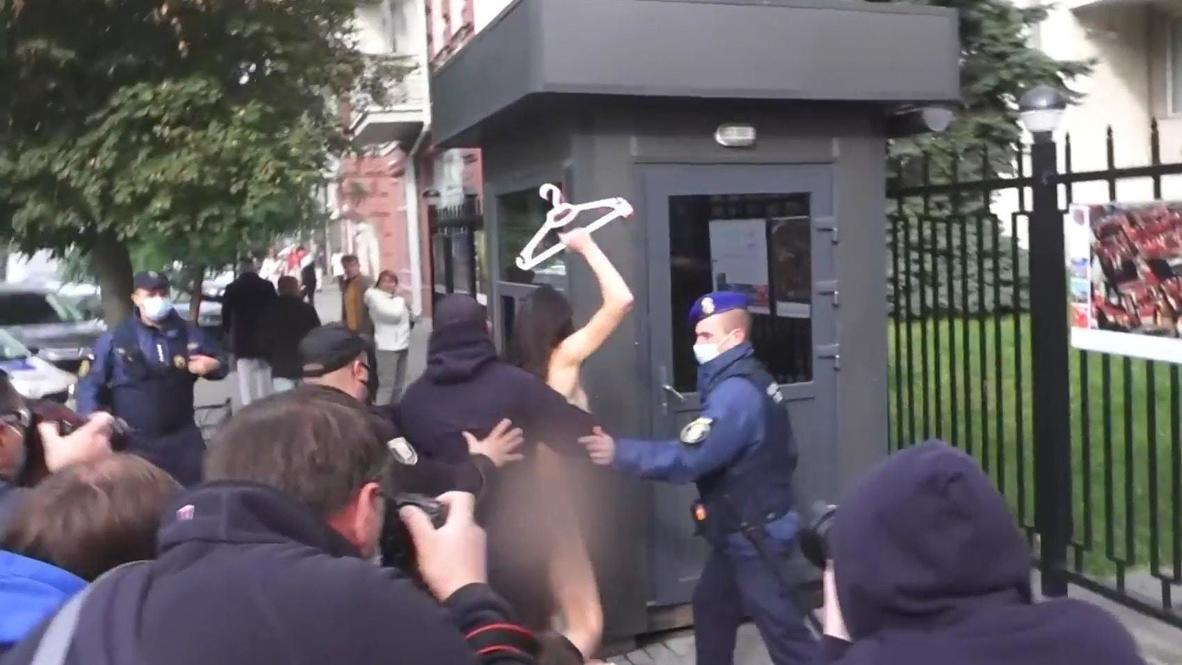 Украина: Активистка Femen разделась у посольства Польши в Киеве *18+*