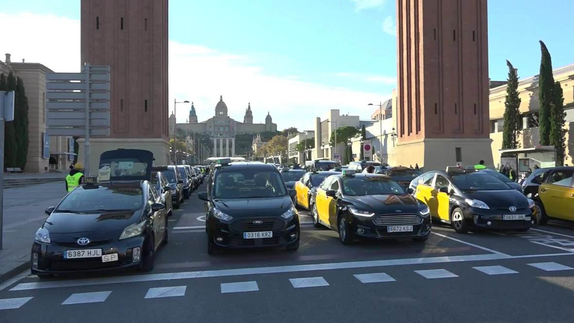 España: Taxistas cortan el centro de Barcelona para pedir ayudas frente al covid-19