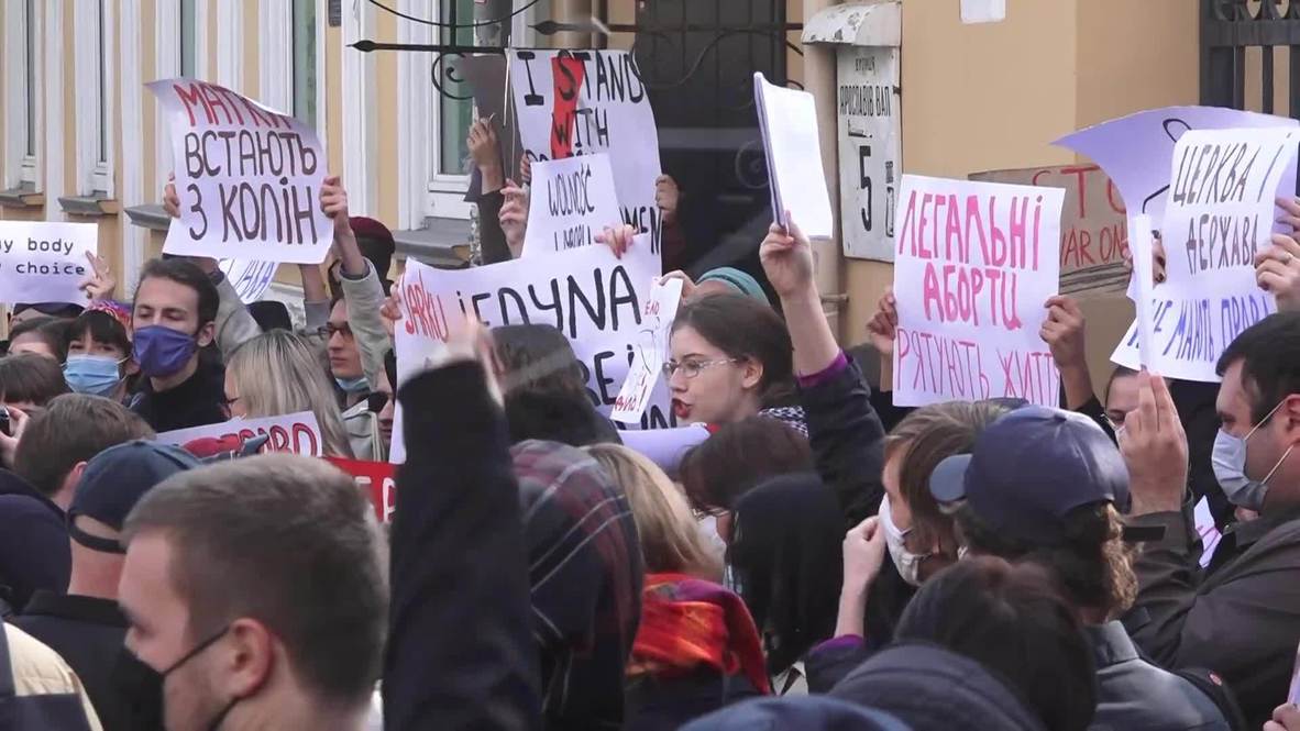 Украина: Сторонники и противники запрета абортов провели митинг у здания посольства Польши в Киеве