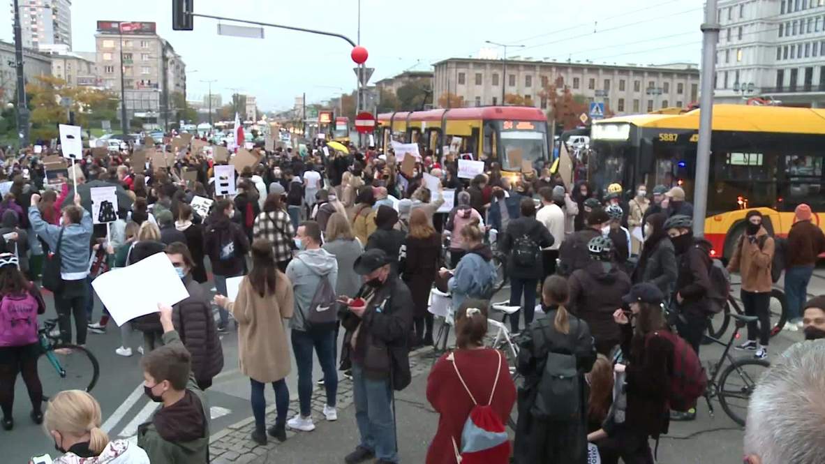 Polonia: Manifestantes bloquean el tráfico en Varsovia en una protesta contra la prohibición casi total del aborto