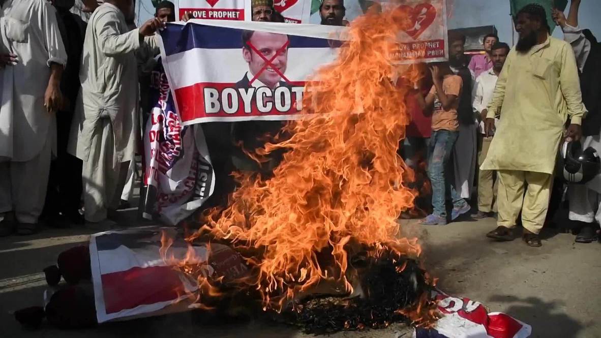 Pakistan: Protesters calling for French boycott burn effigy of Macron after comments on Islam