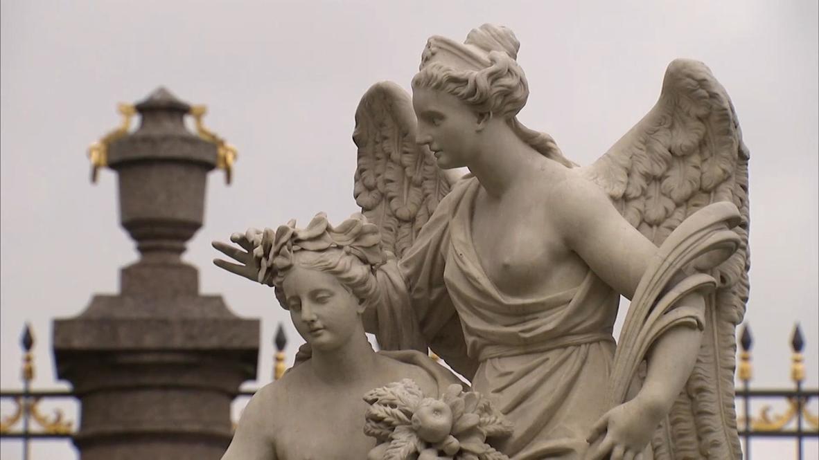 Россия: Мраморные скульптуры Летнего сада в Петербурге готовят к наступлению зимних холодов