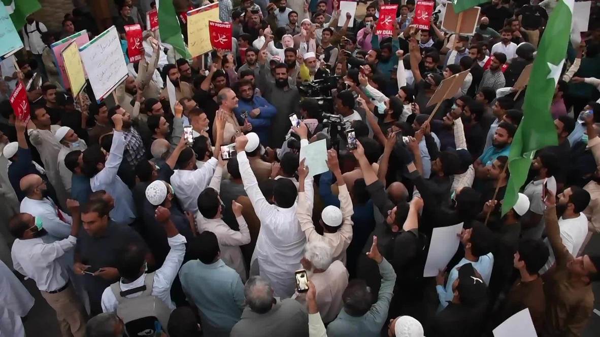 Pakistán: Manifestantes pisotean fotografías de Macron en Karachi