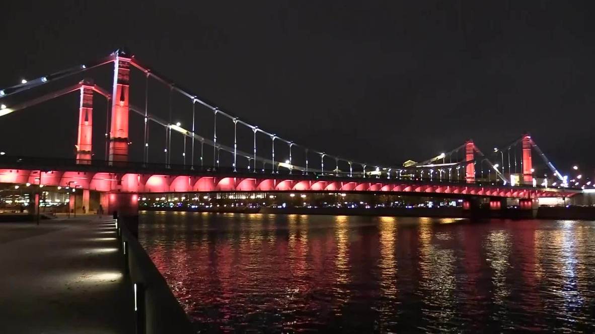 Россия: Крымский мост и Останкинская телебашня "оделись в красное" в знак борьбы с инсультом