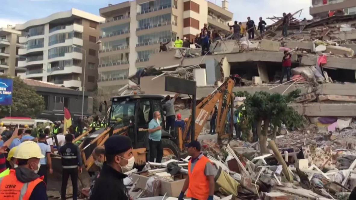Turquía: Edificios se derrumban en Bayrakli tras un mortal terremoto de magnitud 7.0